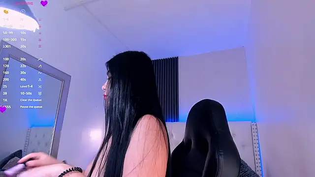 aliscollins  online show from February 1, 1:15 am