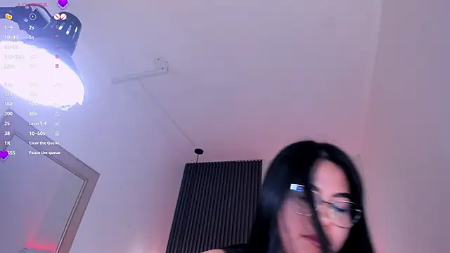 aliscollins  online show from April 28, 1:48 am