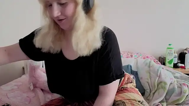 Glitch Witch online show from June 11, 8:50 pm