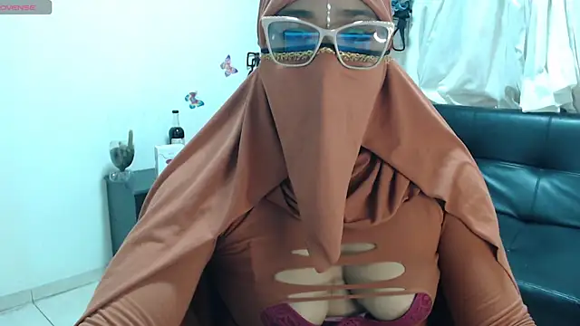 Snapshot of Aaliyah_brown chatting on January 12, 8:36 am Aaliyah brown online show from January 12, 8:36 am