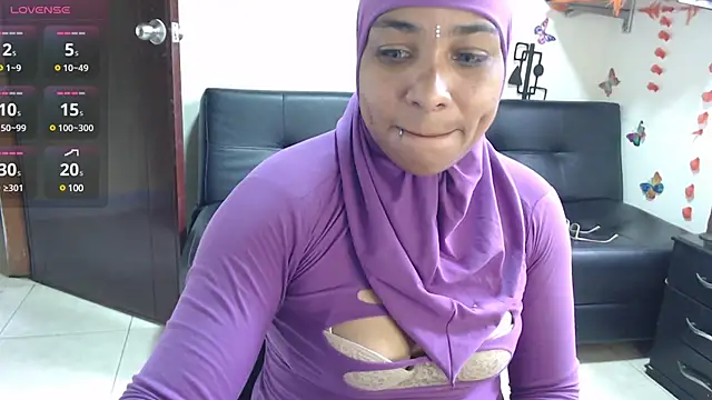 Snapshot of Aaliyah_brown chatting on February 14, 2:12 pm Aaliyah brown online show from February 14, 2:12 pm