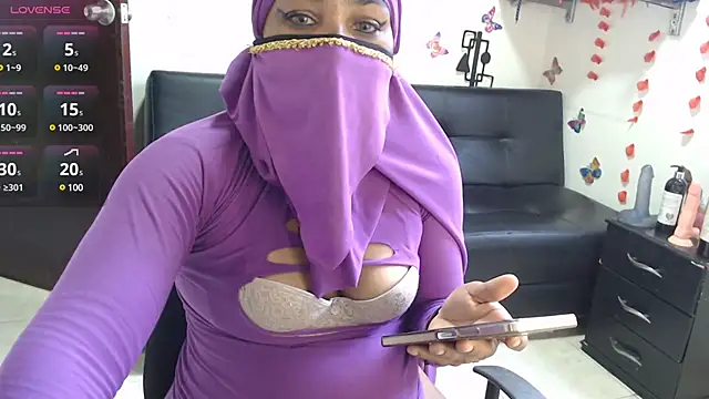 Snapshot of Aaliyah_brown chatting on February 12, 2:10 pm Aaliyah brown online show from February 12, 2:10 pm