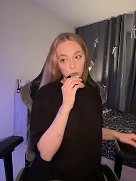 Snapshot of _MayShy_ chatting on February 18, 6:47 pm MayShy online show from February 18, 6:47 pm