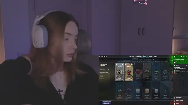 Snapshot of _MayShy_ chatting on November 7, 9:25 am MayShy online show from November 7, 9:25 am