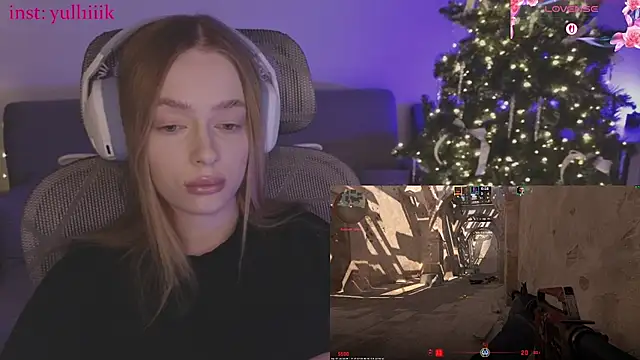 Snapshot of _MayShy_ chatting on December 16, 11:03 am MayShy online show from December 16, 11:03 am