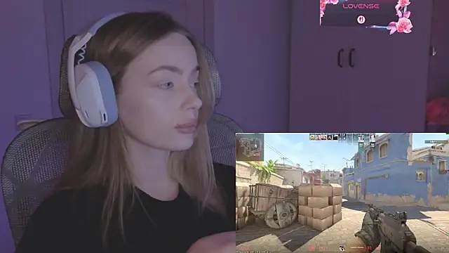 Snapshot of _MayShy_ chatting on November 6, 8:40 am MayShy online show from November 6, 8:40 am