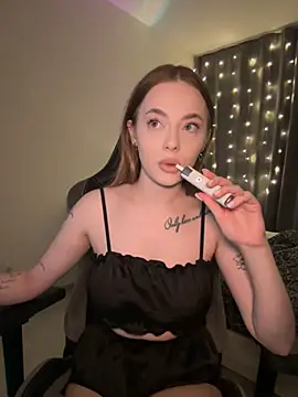 Snapshot of _MayShy_ chatting on December 6, 10:02 pm MayShy online show from December 6, 10:02 pm