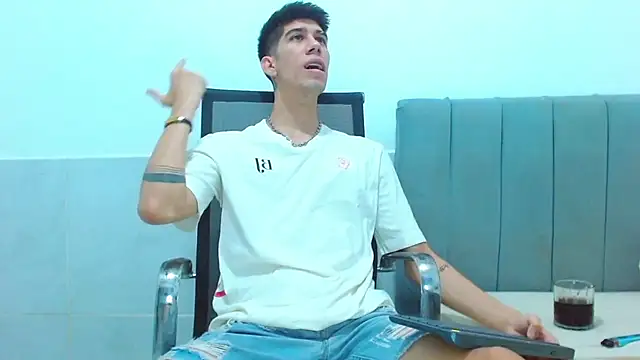 Snapshot of jhony-sex chatting on February 18, 4:43 am jhony-sex online show from February 18, 4:43 am