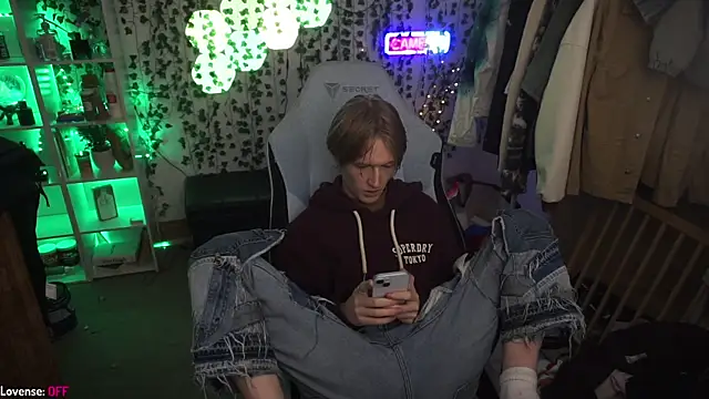 Snapshot of twinkben chatting on December 9, 9:48 pm twinkben online show from December 9, 9:48 pm