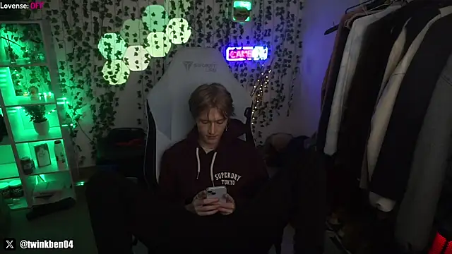 Snapshot of twinkben chatting on March 1, 8:53 pm twinkben online show from March 1, 8:53 pm