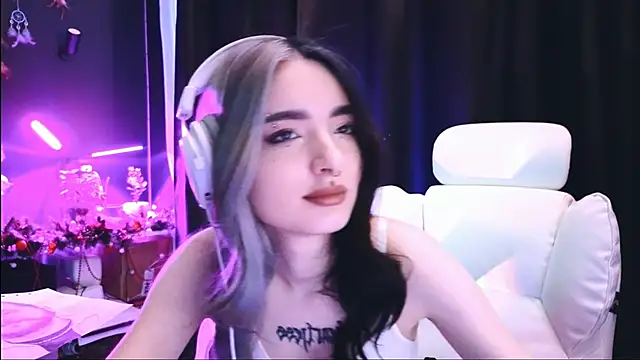 Snapshot of Avi_Nile chatting on January 20, 2:22 am Avi Nile online show from January 20, 2:22 am