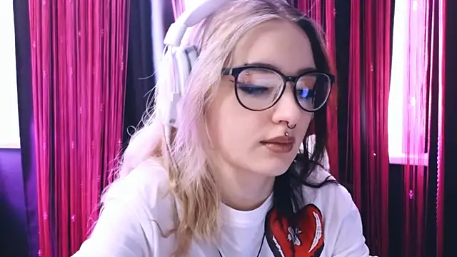 Snapshot of Avi_Nile chatting on February 23, 2:40 am Avi Nile online show from February 23, 2:40 am