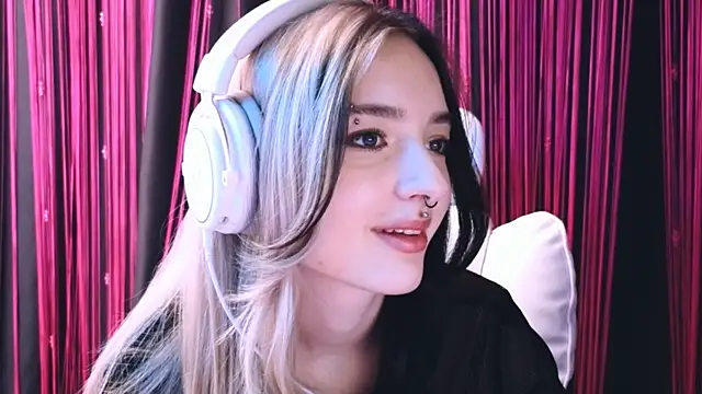 Snapshot of Avi_Nile chatting on February 18, 5:42 am Avi Nile online show from February 18, 5:42 am