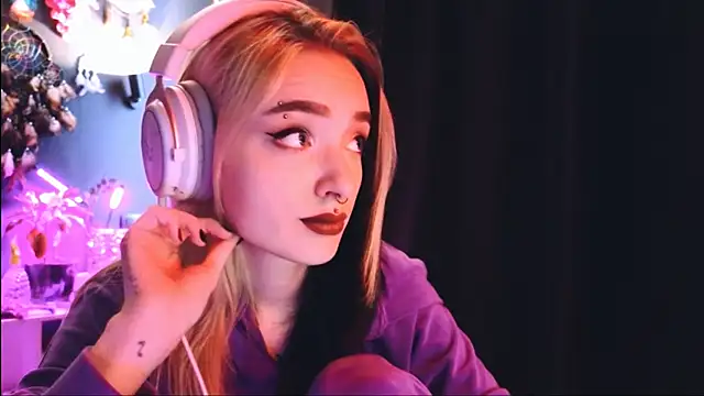 Snapshot of Avi_Nile chatting on December 7, 2:58 am Avi Nile online show from December 7, 2:58 am