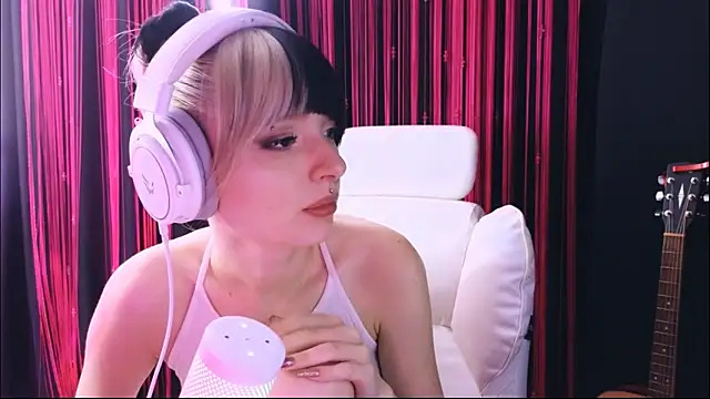 Snapshot of Avi_Nile chatting on February 1, 4:44 am Avi Nile online show from February 1, 4:44 am