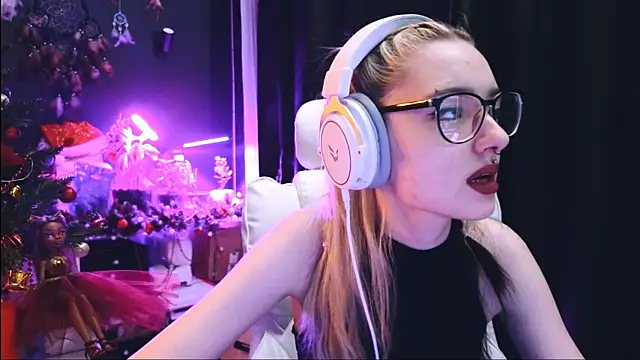 Snapshot of Avi_Nile chatting on January 13, 12:19 am Avi Nile online show from January 13, 12:19 am