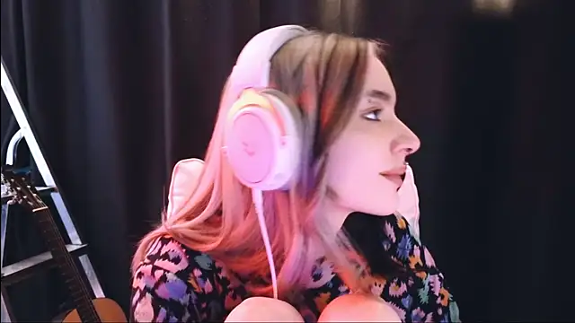 Snapshot of Avi_Nile chatting on February 6, 5:25 am Avi Nile online show from February 6, 5:25 am