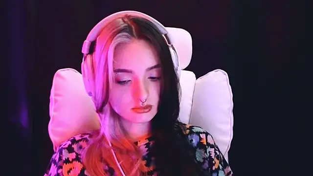 Snapshot of Avi_Nile chatting on February 6, 2:22 am Avi Nile online show from February 6, 2:22 am