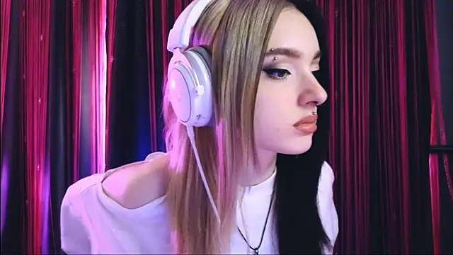 Snapshot of Avi_Nile chatting on March 16, 2:53 am Avi Nile online show from March 16, 2:53 am