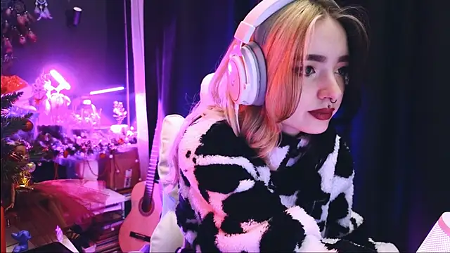 Snapshot of Avi_Nile chatting on January 17, 1:47 am Avi Nile online show from January 17, 1:47 am