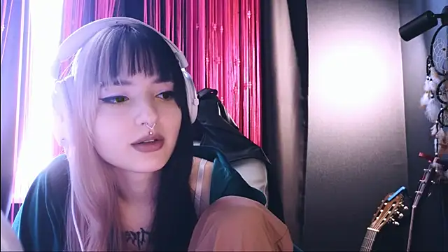 Snapshot of Avi_Nile chatting on September 16, 4:35 am Avi Nile online show from September 16, 4:35 am