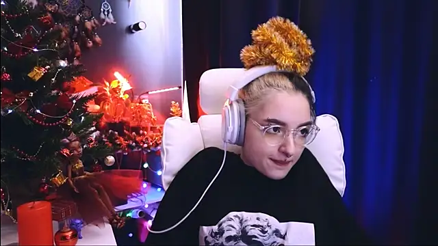 Snapshot of Avi_Nile chatting on December 22, 5:55 am Avi Nile online show from December 22, 5:55 am