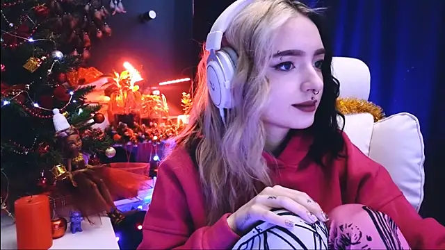 Snapshot of Avi_Nile chatting on December 24, 2:43 am Avi Nile online show from December 24, 2:43 am