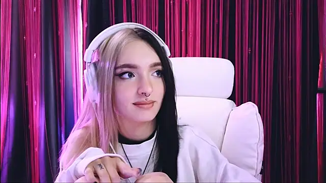 Snapshot of Avi_Nile chatting on March 16, 5:58 am Avi Nile online show from March 16, 5:58 am