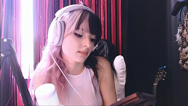 Snapshot of Avi_Nile chatting on October 25, 5:17 am Avi Nile online show from October 25, 5:17 am