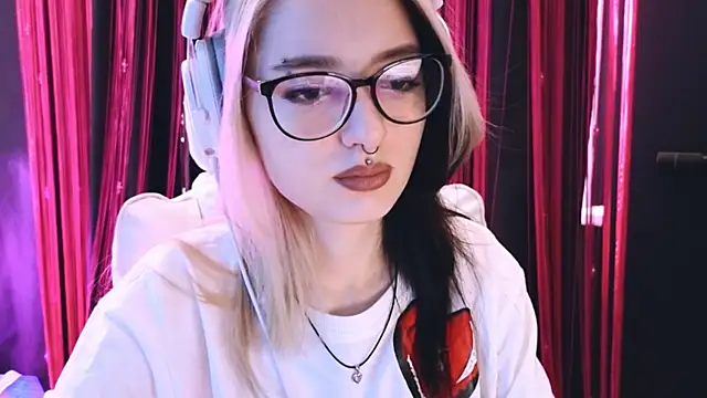 Snapshot of Avi_Nile chatting on February 26, 2:52 am Avi Nile online show from February 26, 2:52 am