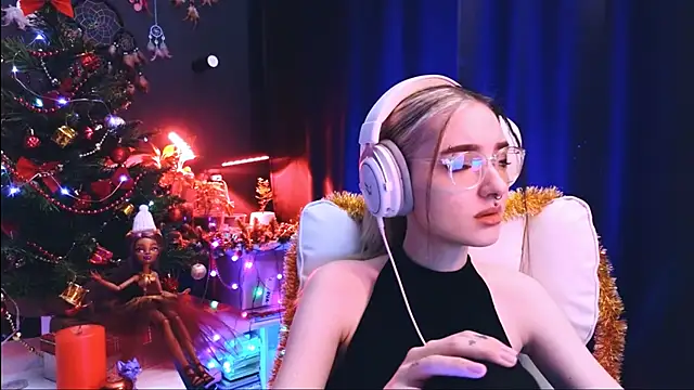 Snapshot of Avi_Nile chatting on December 20, 2:19 am Avi Nile online show from December 20, 2:19 am