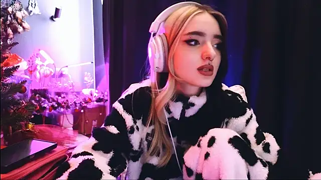 Snapshot of Avi_Nile chatting on January 17, 4:49 am Avi Nile online show from January 17, 4:49 am