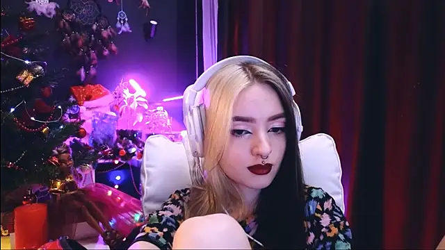 Snapshot of Avi_Nile chatting on January 9, 1:50 am Avi Nile online show from January 9, 1:50 am