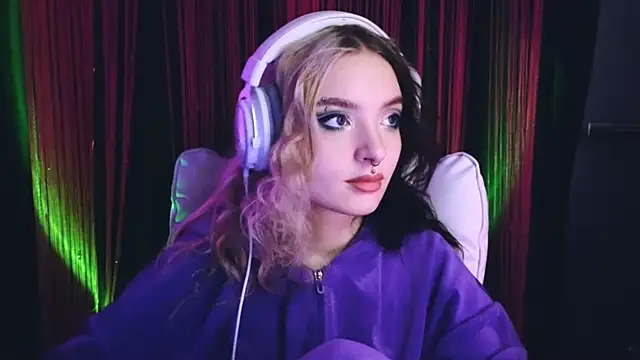 Snapshot of Avi_Nile chatting on March 7, 2:36 am Avi Nile online show from March 7, 2:36 am