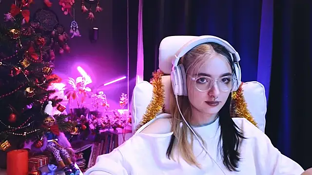 Snapshot of Avi_Nile chatting on December 11, 1:05 am Avi Nile online show from December 11, 1:05 am