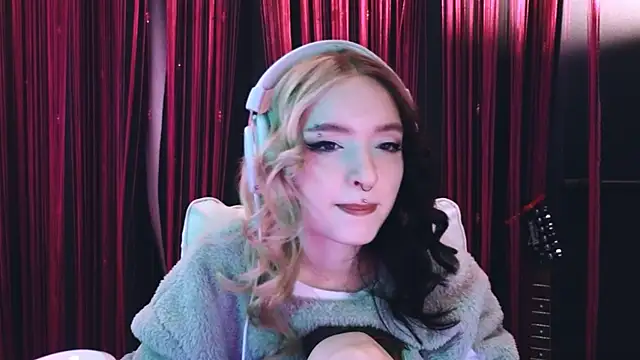 Snapshot of Avi_Nile chatting on March 11, 2:42 am Avi Nile online show from March 11, 2:42 am