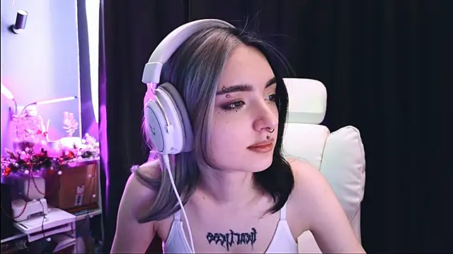 Snapshot of Avi_Nile chatting on January 20, 5:26 am Avi Nile online show from January 20, 5:26 am