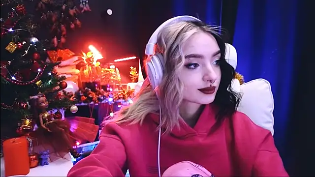 Snapshot of Avi_Nile chatting on December 25, 2:35 am Avi Nile online show from December 25, 2:35 am