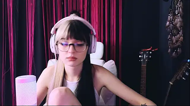 Snapshot of Avi_Nile chatting on February 4, 3:23 am Avi Nile online show from February 4, 3:23 am