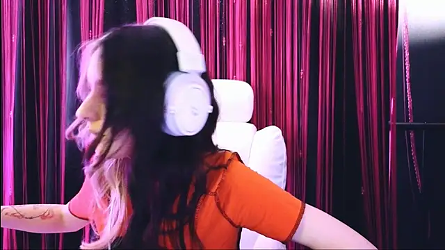 Snapshot of Avi_Nile chatting on March 19, 4:57 am Avi Nile online show from March 19, 4:57 am