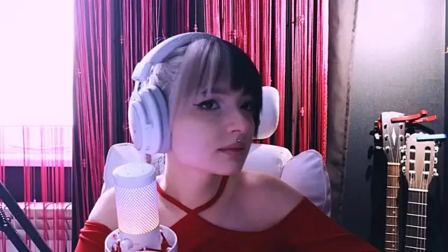 Snapshot of Avi_Nile chatting on December 20, 5:21 am Avi Nile online show from December 20, 5:21 am