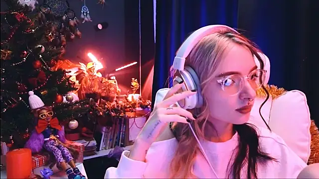 Snapshot of Avi_Nile chatting on December 15, 2:08 am Avi Nile online show from December 15, 2:08 am