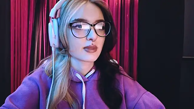 Snapshot of Avi_Nile chatting on March 4, 3:00 am Avi Nile online show from March 4, 3:00 am