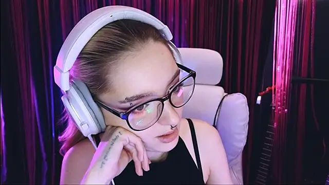 Snapshot of Avi_Nile chatting on March 13, 1:10 am Avi Nile online show from March 13, 1:10 am