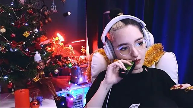 Snapshot of Avi_Nile chatting on December 22, 2:49 am Avi Nile online show from December 22, 2:49 am