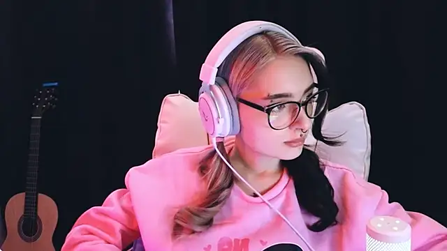 Snapshot of Avi_Nile chatting on February 4, 2:39 am Avi Nile online show from February 4, 2:39 am