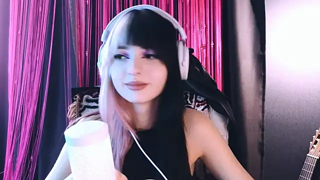 Snapshot of Avi_Nile chatting on September 11, 5:07 am Avi Nile online show from September 11, 5:07 am