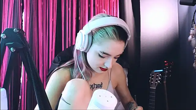 Snapshot of Avi_Nile chatting on September 22, 4:40 am Avi Nile online show from September 22, 4:40 am