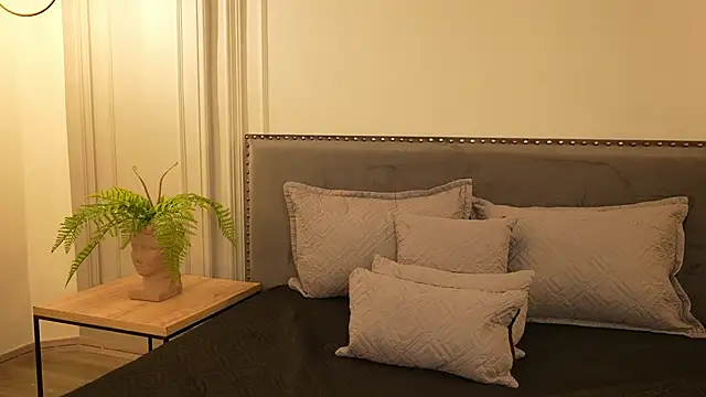 IrisBaker online show from October 7, 9:27 pm