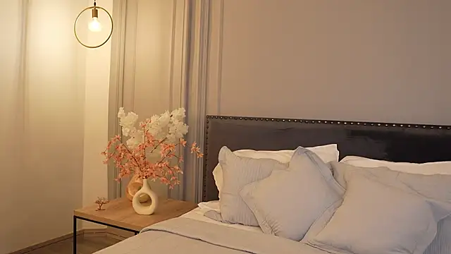 IrisBaker online show from April 10, 10:17 pm